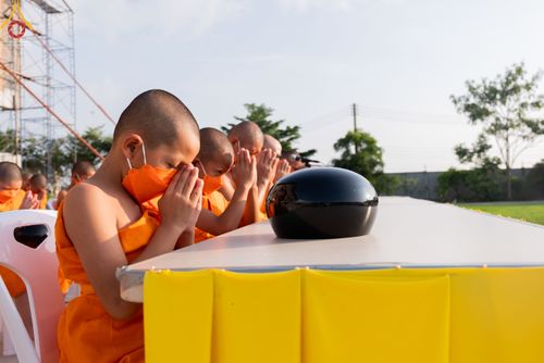 ประมวลภาพพิธีตักบาตร โครงการบรรพชาสามเณรฟื้นฟูพระพุทธศาสนาทั่วไทย ณ ศูนย์ปฏิบัติธรรมสมุทรปราการบางบ่อ 