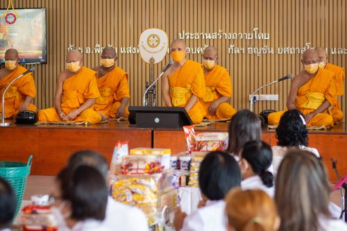 ภาพ No.45864:ประมวลภาพพิธีตักบาตรสรงน้ำพระ โครงการบรรพชาสามเณรฟื้นฟูพระพุทธศาสนาทั่วไทย ณ ศูนย์อบรมเยาวชนบางปะหัน