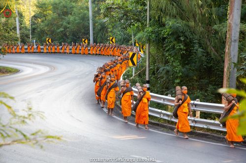คณะพระภิกษุ - สามเณร วัดบ้านขุนกว่า ๓๐๐ รูป เดินธรรมยาตราฉลองแชมป์บาลี ๒๕๖๔