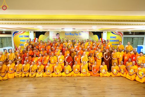 ภาพ No.46071:ประมวลภาพพิธีตักบาตรคณะสงฆ์เถรวาทนานาชาติ 500 รูป ณ วัดบาหว่าง จังหวัดกวางนิญ ประเทศเวียดนาม