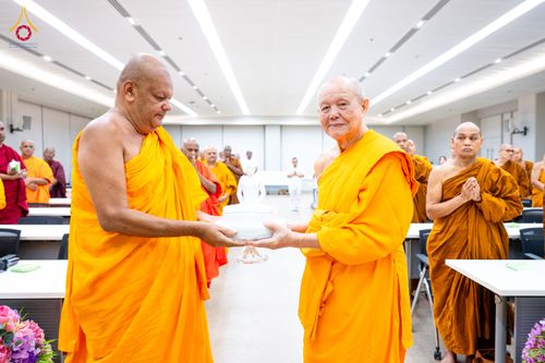 ภาพ No.323361:หลวงพ่อทัตตชีโว รองเจ้าอาวาสวัดพระธรรมกาย ถวายการต้อนรับปฏิสันถารคณะสงฆ์จากประเทศศรีลังกา