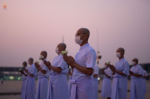 ภาพ No.44183:ประมวลภาพพิธีเวียนประทักษิณ, พิธีวันทาพระมหาธรรมกายเจดีย์ และพิธีขอขมารับผ้าไตร โครงการบวชภาคฤดูร้อน พ.ศ. 2565
