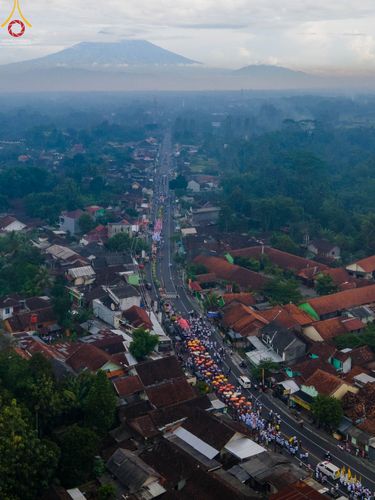 ภาพ No.46356:ประมวลภาพขบวนรถบุปผชาติ อัญเชิญน้ำและไฟศักดิ์สิทธิ์ ณ ประเทศอินโดนีเซีย