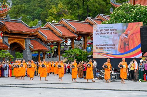 ภาพ No.46069:ประมวลภาพพิธีตักบาตรคณะสงฆ์เถรวาทนานาชาติ 500 รูป ณ วัดบาหว่าง จังหวัดกวางนิญ ประเทศเวียดนาม