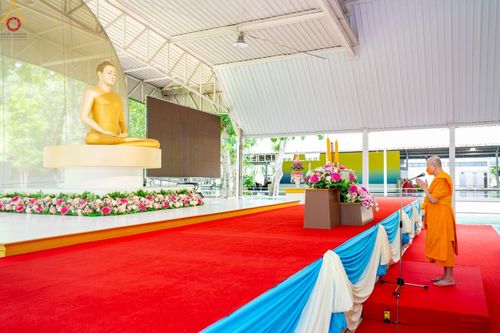 ภาพ No.47822:ประมวลภาพพิธีปิดแผ่นทองรูปเหมือนพระมงคลเทพมุนี (สด จนฺทสโร) พระผู้ปราบมาร และดวงแก้วธรรมชัย