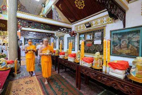 ภาพ No.47881:ประมวลภาพมูลนิธิธรรมกาย ถวายเทียนพรรษา อัญเชิญพระธาตุถวายวัดเถรวาทเวียดนาม