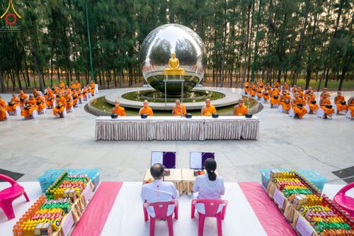 ภาพ No.45894:ประมวลภาพพิธีตักบาตรและทอดผ้าป่า โครงการบรรพชาสามเณรฟื้นฟูพระพุทธศาสนาทั่วไทย ณ อนุสรณ์สถานพระมงคลเทพมุนี