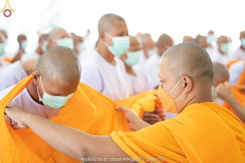 ภาพ No.39621:พิธีตัดปอยผม ปลงผม ขอขมารับผ้าไตรและพิธีบรรพชา ในโครงการอุปสมบท บูชาธรรมมหาปูชนียาจารย์ ประจำปี 2564 ชุดที่ 4