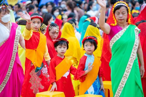 ภาพ No.46190:ประมวลภาพกิจกรรมเฉลิมฉลองวันวิสาขบูชานานาชาติ ณ วัดบ่าหว่าง ประเทศเวียดนาม