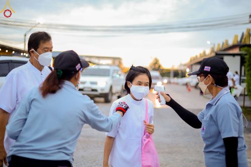 ภาพ No.49463:ประมวลภาพพิธีตักบาตรพระสงฆ์ 1,091 รูป เนื่องในวันแม่แห่งชาติ ณ ตลาดจัมโบ้ ชุดที่ 1