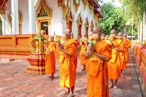 ภาพ No.40912:พิธีตัดปอยผม ปลงผม ขอขมารับผ้าไตรและพิธีบรรพชา ในโครงการอุปสมบท บูชาธรรมมหาปูชนียาจารย์ ประจำปี 2564 ชุดที่ 18