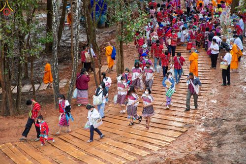 ภาพ No.50601:ประมวลภาพพิธีตักบาตร ณ วัดแม่แพ จ.แม่ฮ่องสอน เนื่องในวันธรรมชัย