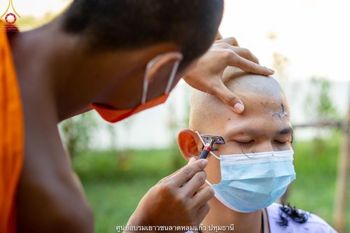ภาพ No.39273:พิธีตัดปอยผมและปลงผมในโครงการอุปสมบท บูชาธรรมมหาปูชนียาจารย์ ประจำปี 2564 ชุดที่ 1