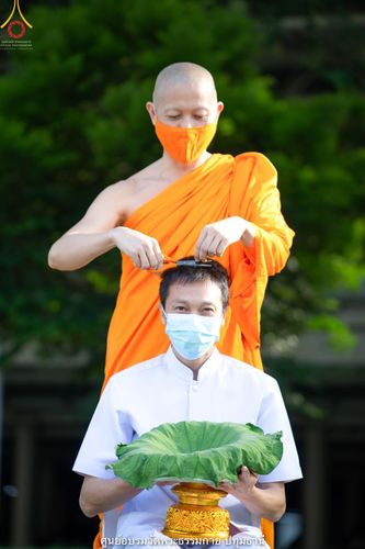 ภาพ No.39989:พิธีตัดปอยผม ปลงผม ขอขมารับผ้าไตรและพิธีบรรพชา ในโครงการอุปสมบท บูชาธรรมมหาปูชนียาจารย์ ประจำปี 2564 ชุดที่ 8