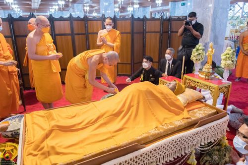 ภาพ No.40739:คณะสงฆ์วัดพระธรรมกาย ร่วมสรงน้ำสรีระสังขาร สมเด็จพระมหารัชมังคลาจารย์ (ช่วง วรปุญโญ