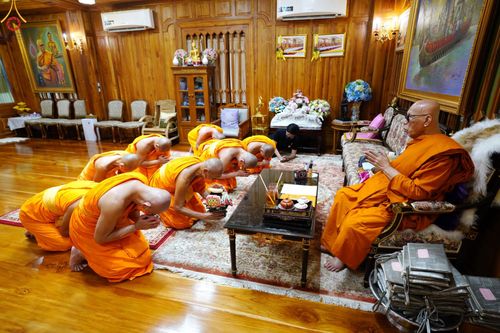 ภาพ No.48405:ประมวลภาพคณะสงฆ์วัดพระธรรมกาย ทำวัตรพระผู้ใหญ่ ในเทศกาลเข้าพรรษา พุทธศักราช 2565