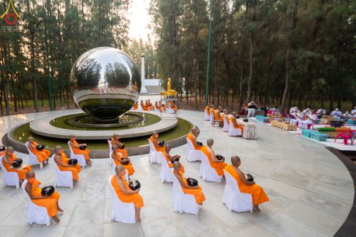 ภาพ No.45892:ประมวลภาพพิธีตักบาตรและทอดผ้าป่า โครงการบรรพชาสามเณรฟื้นฟูพระพุทธศาสนาทั่วไทย ณ อนุสรณ์สถานพระมงคลเทพมุนี