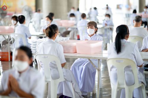 ภาพ No.49409:ประมวลภาพสาธุชนร่วมรับบุญ แกะถ่าน Led วันที่ 10 สิงหาคม พ.ศ. 2565 ณ วัดพระธรรมกาย