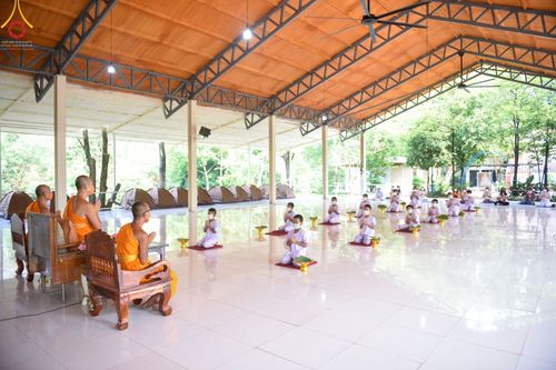 ภาพ No.44901:ประมวลภาพพิธีรรพชา โครงการบรรพชาสามเณรฟื้นฟูพระพุทธศาสนาทั่วไทย ณ ศูนย์อบรมเยาวชนบุญประสาน