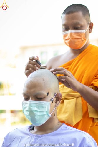พิธีตัดปอยผมและปลงผมในโครงการอุปสมบท บูชาธรรมมหาปูชนียาจารย์ ประจำปี 2564 ชุดที่ 1