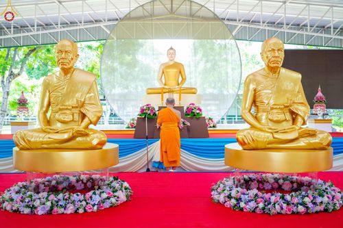 ภาพ No.47824:ประมวลภาพพิธีปิดแผ่นทองรูปเหมือนพระมงคลเทพมุนี (สด จนฺทสโร) พระผู้ปราบมาร และดวงแก้วธรรมชัย