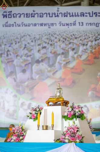 ภาพ No.48164:ประมวลภาพพิธีถวายผ้าอาบน้ำฝน และประทีปโคมไฟ เนื่องในวันอาสาฬหบูชา ประจำปี 2565