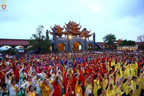 ภาพ No.46191:ประมวลภาพกิจกรรมเฉลิมฉลองวันวิสาขบูชานานาชาติ ณ วัดบ่าหว่าง ประเทศเวียดนาม