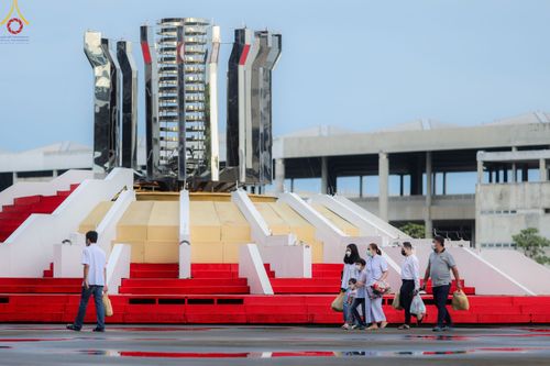 ภาพ No.52211:ประมวลภาพพิธีตักบาตรข้าวสารอาหารแห้ง (วันอาทิตย์ต้นเดือนตุลาคม) ณ บ้านแก้วเรือนทองคุณยายฯ วัดพระธรรมกาย