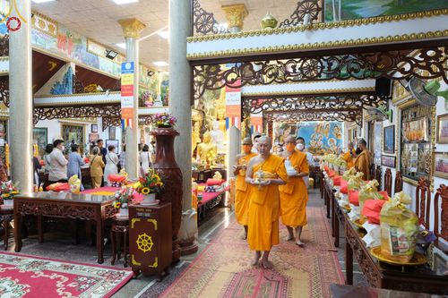 ประมวลภาพมูลนิธิธรรมกาย ถวายเทียนพรรษา อัญเชิญพระธาตุถวายวัดเถรวาทเวียดนาม