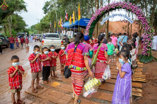 ภาพ No.50603:ประมวลภาพพิธีตักบาตร ณ วัดแม่แพ จ.แม่ฮ่องสอน เนื่องในวันธรรมชัย