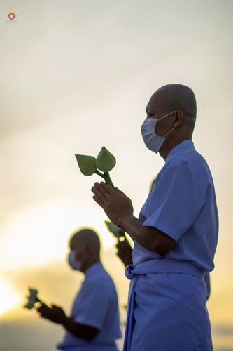 ภาพ No.47510:ประมวลภาพพิธีขอขมาและมอบผ้าไตร โครงการบรรพชาอุปสมบทหมู่ รุ่นเข้าพรรษา 2565