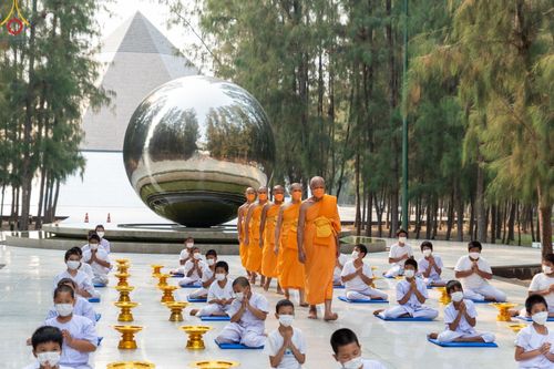 ภาพ No.44529:ประมวลภาพพิธีปลงผม โครงการบรรพชาสามเณรฟื้นฟูพระพุทธศาสนาทั่วไทย ณ อนุสรณ์สถานมหาวิหารพระมงคลเทพมุนี