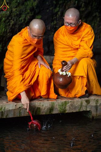 ภาพ No.46324:ประมวลภาพพิธีอัญเชิญน้ำศักดิ์สิทธิ์ จาก Umbul Jumprit Temanggung ไปยังวัดเมินดุต