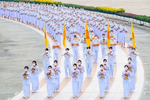 ภาพ No.44186:ประมวลภาพพิธีเวียนประทักษิณ, พิธีวันทาพระมหาธรรมกายเจดีย์ และพิธีขอขมารับผ้าไตร โครงการบวชภาคฤดูร้อน พ.ศ. 2565