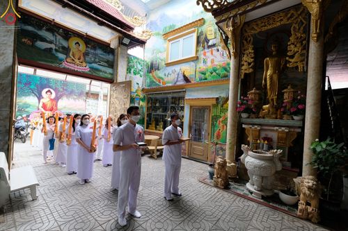 ภาพ No.47878:ประมวลภาพมูลนิธิธรรมกาย ถวายเทียนพรรษา อัญเชิญพระธาตุถวายวัดเถรวาทเวียดนาม