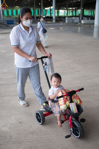 ภาพ No.52210:ประมวลภาพพิธีตักบาตรข้าวสารอาหารแห้ง (วันอาทิตย์ต้นเดือนตุลาคม) ณ บ้านแก้วเรือนทองคุณยายฯ วัดพระธรรมกาย