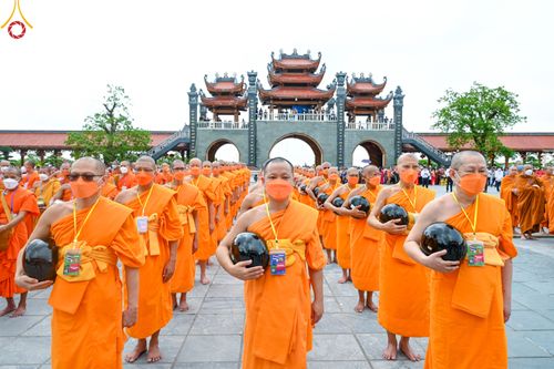 ภาพ No.46070:ประมวลภาพพิธีตักบาตรคณะสงฆ์เถรวาทนานาชาติ 500 รูป ณ วัดบาหว่าง จังหวัดกวางนิญ ประเทศเวียดนาม