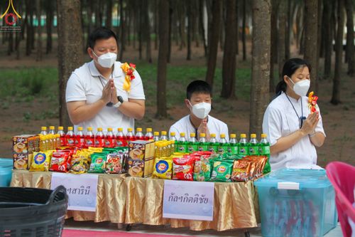 ภาพ No.45893:ประมวลภาพพิธีตักบาตรและทอดผ้าป่า โครงการบรรพชาสามเณรฟื้นฟูพระพุทธศาสนาทั่วไทย ณ อนุสรณ์สถานพระมงคลเทพมุนี