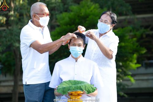 ภาพ No.39990:พิธีตัดปอยผม ปลงผม ขอขมารับผ้าไตรและพิธีบรรพชา ในโครงการอุปสมบท บูชาธรรมมหาปูชนียาจารย์ ประจำปี 2564 ชุดที่ 8