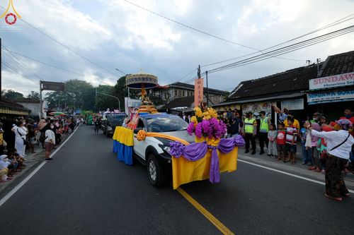 ภาพ No.46358:ประมวลภาพขบวนรถบุปผชาติ อัญเชิญน้ำและไฟศักดิ์สิทธิ์ ณ ประเทศอินโดนีเซีย