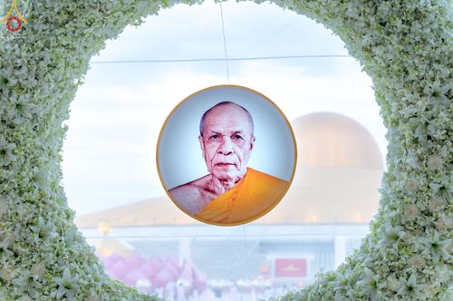 ภาพ No.52519:ประมวลภาพวันคล้ายวันเกิดครบรอบ 138 ปี พระมงคลเทพมุนี (สด จนฺทสโร) พระผู้ปราบมาร ชุดที่ 2