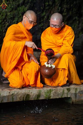 ภาพ No.46329:ประมวลภาพพิธีอัญเชิญน้ำศักดิ์สิทธิ์ จาก Umbul Jumprit Temanggung ไปยังวัดเมินดุต