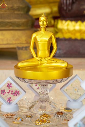 ภาพ No.43751:พิธีประดิษฐานพระบรมสารีริกธาตุเจดีย์พระพุทธเจ้า 28 พระองค์  ณ โบสถ์เรือหงษ์วัดพระธาตุแสนคำฟู 