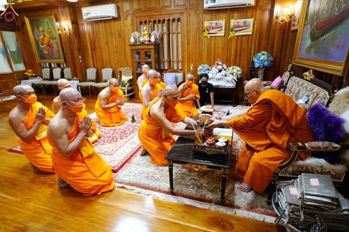 ภาพ No.48404:ประมวลภาพคณะสงฆ์วัดพระธรรมกาย ทำวัตรพระผู้ใหญ่ ในเทศกาลเข้าพรรษา พุทธศักราช 2565