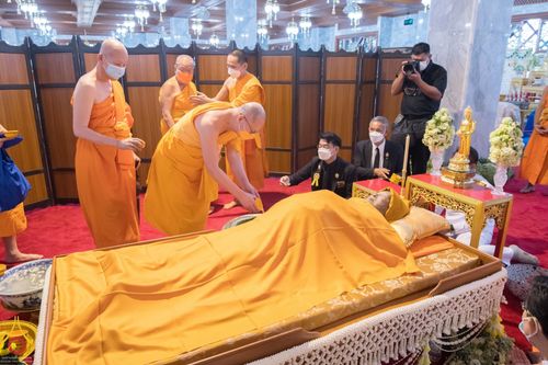 ภาพ No.40737:คณะสงฆ์วัดพระธรรมกาย ร่วมสรงน้ำสรีระสังขาร สมเด็จพระมหารัชมังคลาจารย์ (ช่วง วรปุญโญ