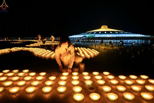 ภาพ No.55324:ประมวลภาพพิธีลอยกระทงธรรม ณ วัดพระธรรมกาย (วันที่ 8 พฤศจิกายน พ.ศ. 2565)