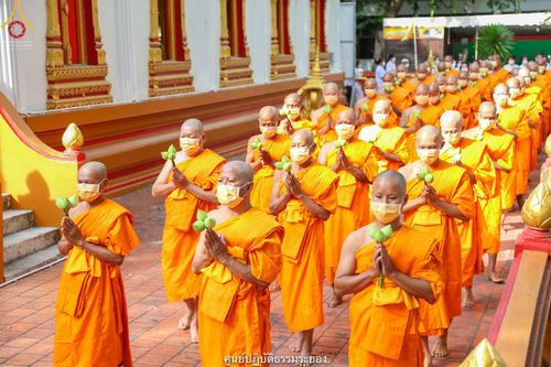 ภาพ No.40913:พิธีตัดปอยผม ปลงผม ขอขมารับผ้าไตรและพิธีบรรพชา ในโครงการอุปสมบท บูชาธรรมมหาปูชนียาจารย์ ประจำปี 2564 ชุดที่ 18