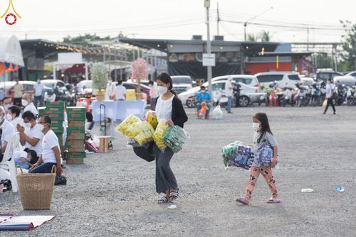 ภาพ No.49462:ประมวลภาพพิธีตักบาตรพระสงฆ์ 1,091 รูป เนื่องในวันแม่แห่งชาติ ณ ตลาดจัมโบ้ ชุดที่ 1