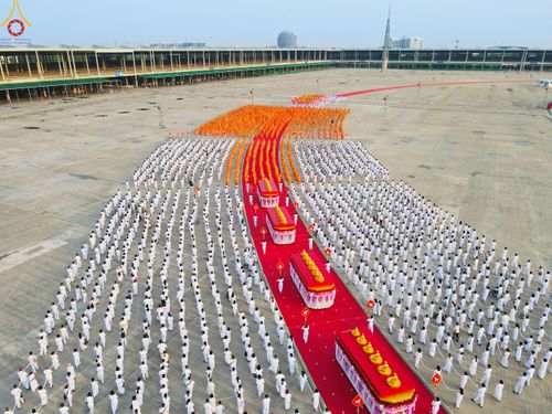 ภาพ No.79125:พิธีอัญเชิญองค์พระบรมพุทธเจ้า 24 องค์ เวียนประทักษิณรอบพระมหาธรรมกายเจดีย์ ณ วัดพระธรรมกาย  วันที่ 2 เมษายน พ.ศ. 2566