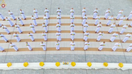 ภาพ No.84098:พิธีเวียนประทักษิณ พิธีวันทาเจดีย์ พิธีขอขมา และมอบผ้าไตร  ในโครงการบรรพชาอุปสมบทหมู่ธรรมทายาทรุ่นเข้าพรรษา และโครงการบรรพชาสามเณรโรงเรียนนานาชาติ รุ่นที่12 ในวันเสาร์ที่ 22 กรกฎาคม พ.ศ. 2566